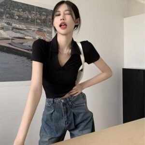 Cara Memadukan Atasan V-Neck Agar Tampak Proporsional: 